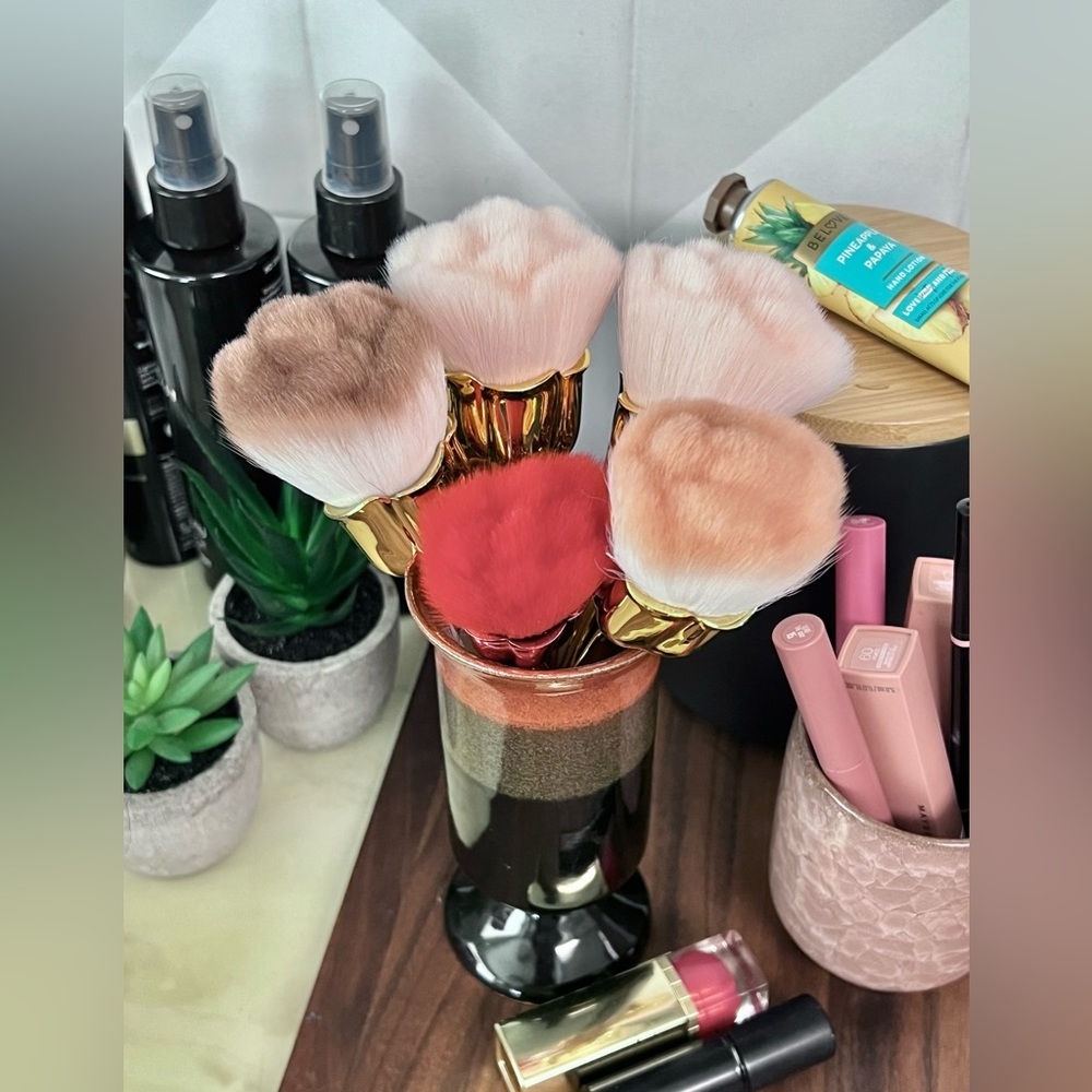 Glamorous Flower Cut Makeup Brush Petal Pink for Powder and Liquid blush bronzer